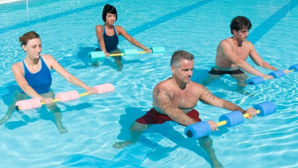 упражнения в воде с гантелями
